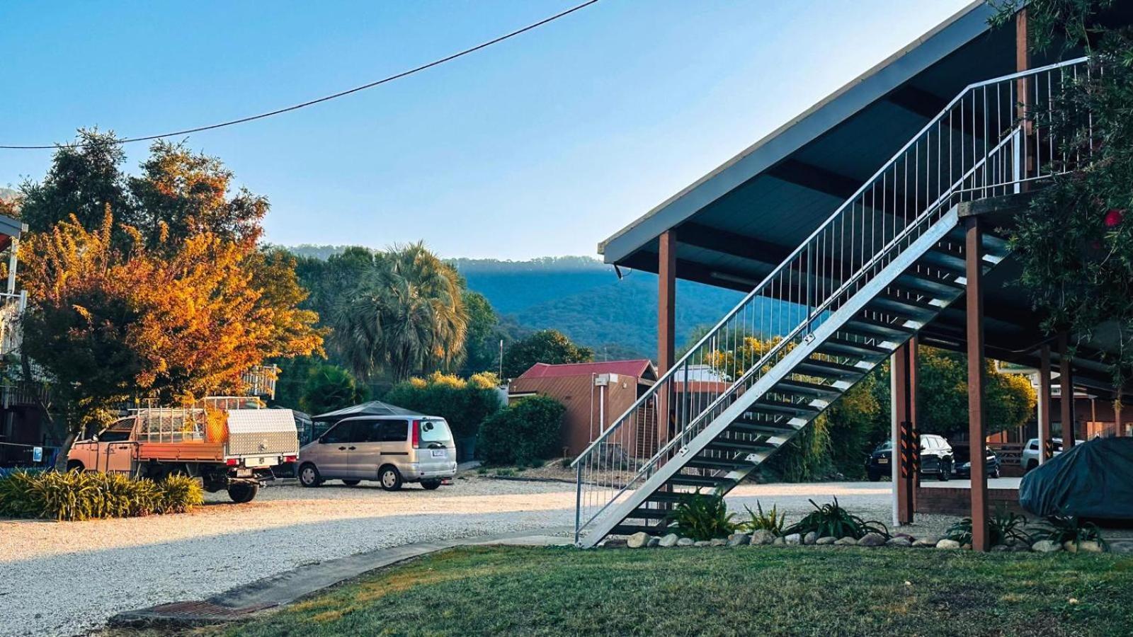 Mountain Creek Motel Bar & Restaurant Mount Beauty Exterior foto