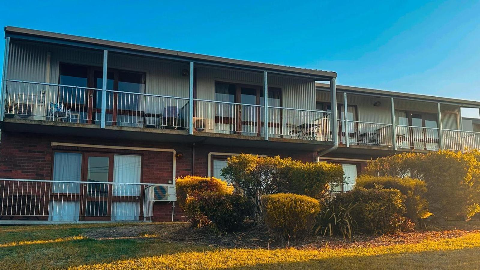 Mountain Creek Motel Bar & Restaurant Mount Beauty Exterior foto
