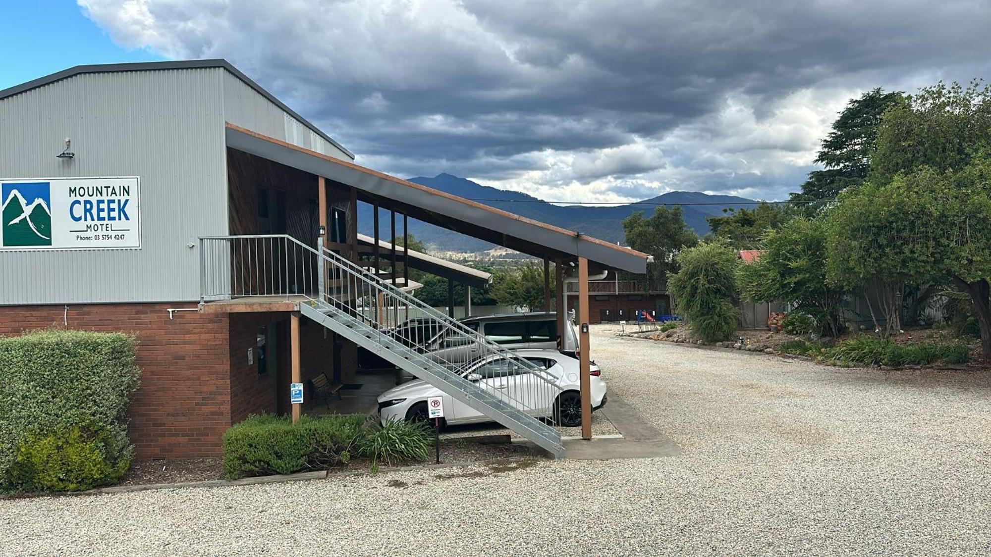 Mountain Creek Motel Bar & Restaurant Mount Beauty Exterior foto